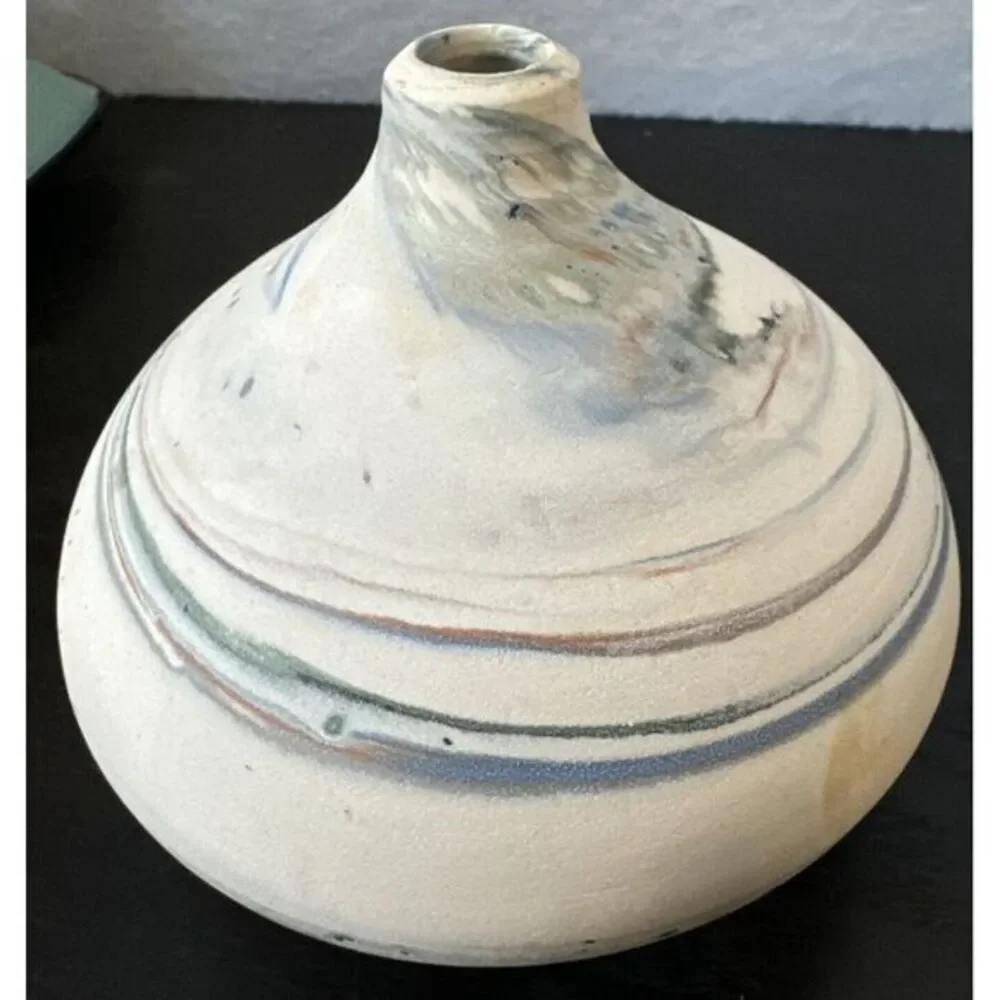 Small Pottery Vase,‎ Signed 4